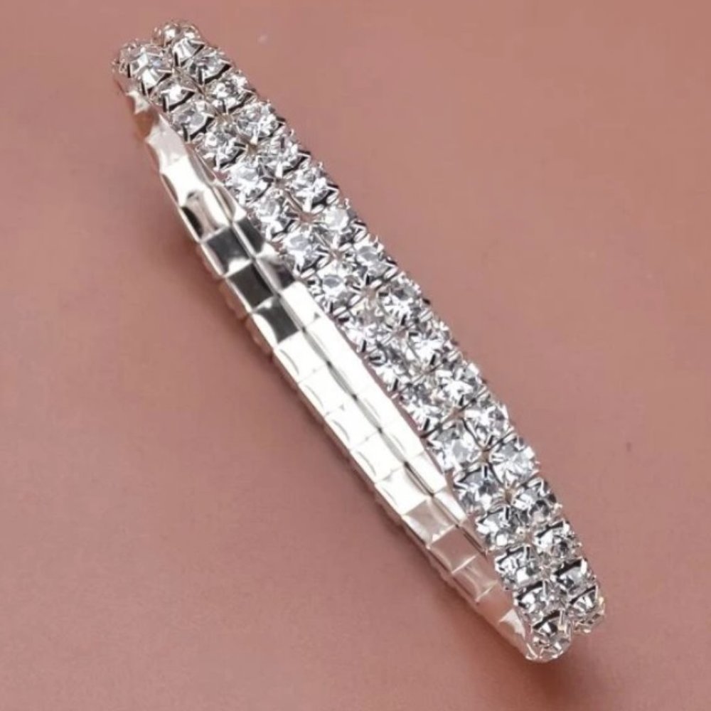 🤍One-Piece Silver-Colored Stretch Copper Rhinestone Glamor Bracelet (2.6") - Picture 3 of 17